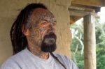 New Zealand, East coast. Ruatoria, the most Maori habbited city. Men can make the ‘moku‘ tattoo at all face, and at their posteriors. Maori women can make it on their chin and forehead. Maori people can read at the ‘moku‘ the past and the ‘hapu‘ (family-tree) of the person who carries the tattoo. John Heeney is a rasta-fari maori. He builds ecol- houses from subsoil+barley straw+ water. © Maro Kouri