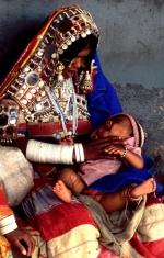 India, Hyderabad . At the bus station, a young mother sings a lullaby to her child. © Maro Kouri